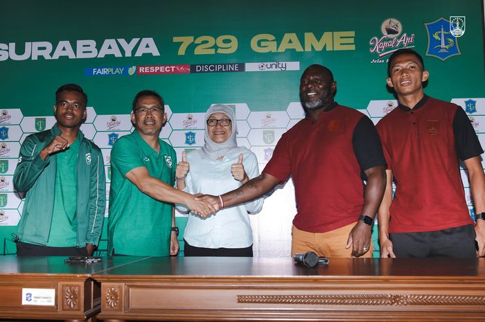 Pelatih Persebaya, Aji Santoso dan pelatih Persis Solo, Jacksen F. Tiago saling berjabat tangan jelang laga Surabaya 729 Game.