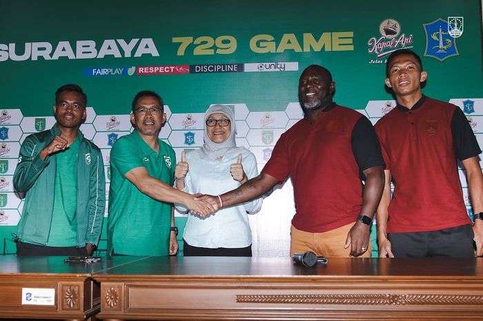 Dari kiri: M. Alwi, Aji Santoso, Jacksen F Tiago dan Eky Taufik dalam konferensi pers jelang laga Persebaya Surabaya Vs Persis Solo bertajuk Surabaya 729 game, Sabtu (21/5/2022).