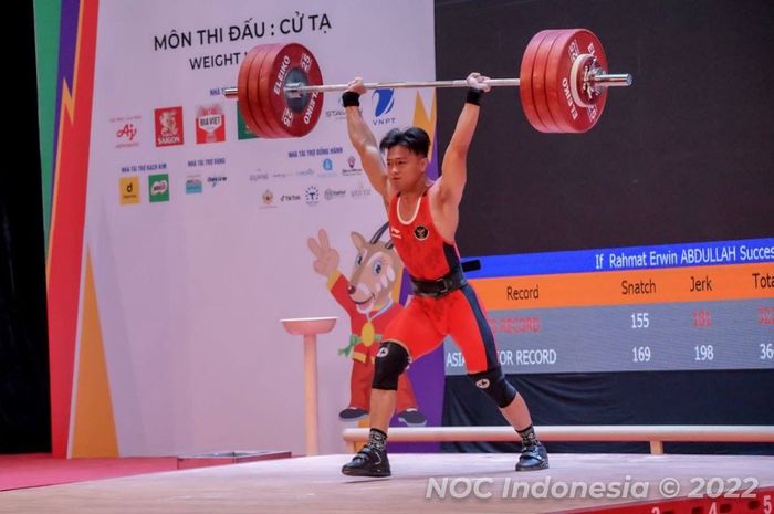 Lifter Indonesia, Rahmat Erwin Abdullah, saat turun di kelas 73 kg putra di SEA Games 2021 Vietnam, Sabtu (21/5/2022).