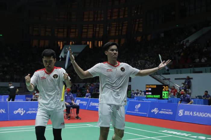 Pasangan ganda putra Indonesia, Leo Rolly Carnando/Daniel Marthin usai meraih kemenangan pada laga semifinal SEA Games 2021 pada Sabtu (21/5/2022).