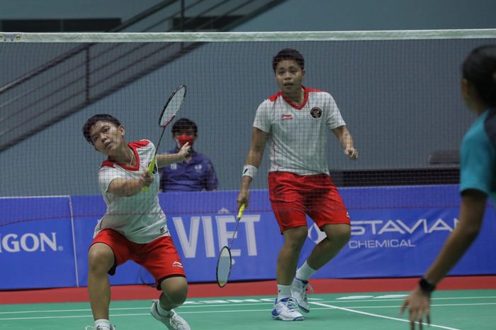 Aksi ganda putri Indonesia, Apriyani Rahayu/Siti Fadia Silva Ramadhanti  pada laga semifinal SEA Games 2021, Sabtu (21/5/2022).