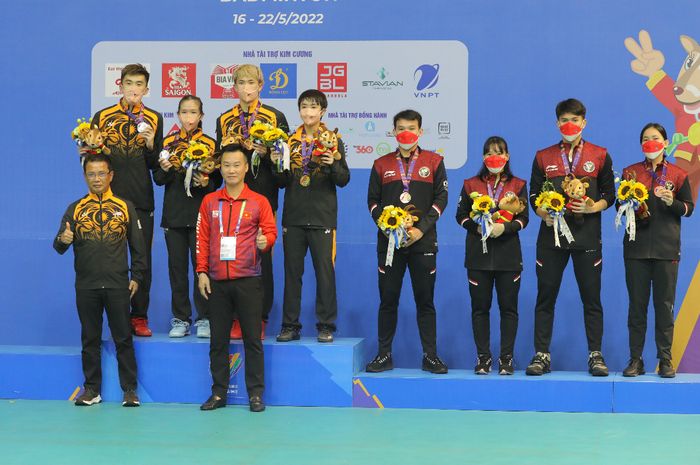 Dua pasangan ganda campuran Malaysia, Chen Tang Jie/Peck Yen Wei dan Hoo Pang Ron/Cheah Yee See serta dua ganda campuran Indonesia, Rinov Rivaldy/Pitha Haningtyas Mentari dan Adnan Maulana/Mychelle Crhystine Bandaso dalam penyerahan medali SEA Games 2021 Vietnam, Minggu (22/5/2022)