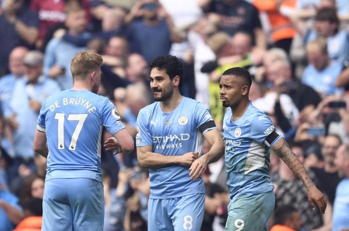 Gelandang Manchester City, Ilkay Gugendogan, merayakan golnya ke gawang Aston Villa dalam laga Liga Inggris, Minggu (22/5/2022).