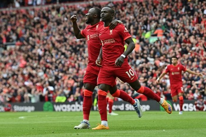 Striker Liverpool, Sadio Mane, merayakan gol bersama Naby Keita dalam laga Liga Inggris kontra Wolverhampton Wanderers di Stadion Anfield, Minggu (22/5/2022).