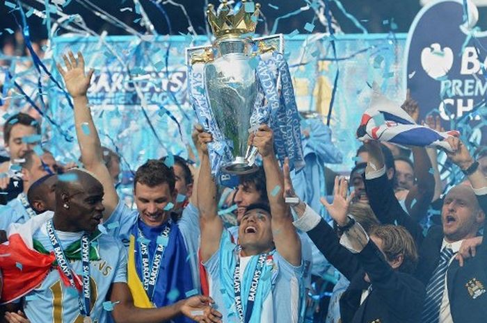 Sergio Aguero mengangkat trofi Liga Inggris usai Manchester City juara dengan kalahkan QPR di Etihad Stadium, Manchester (13/5/2012).