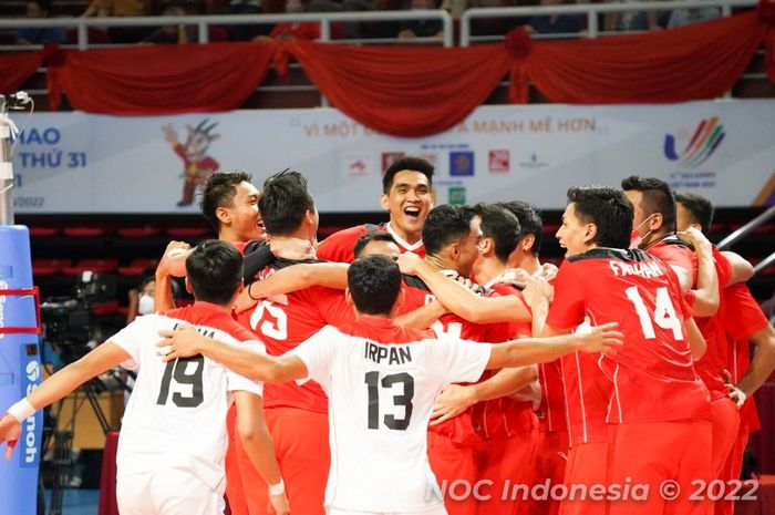 Perayaan skuad tim voli putra Indonesia usai berhasil mempertahankan medali emas pada SEA Games 2021, Minggu (22/5/2022)