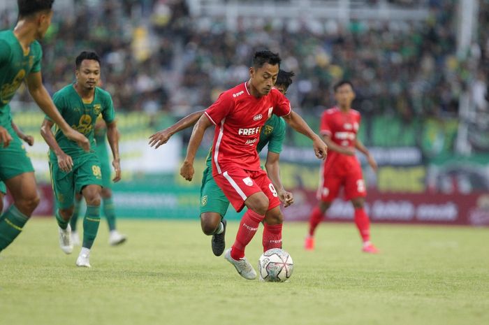 Pemain Persis Solo, Samsul Arif dikepung para pemain belakang Persebaya dalam laga bertajuk Surabaya 729 Game di Stadion Gelora Bung Tomo, Surabaya pada Minggu (22/5/2022)