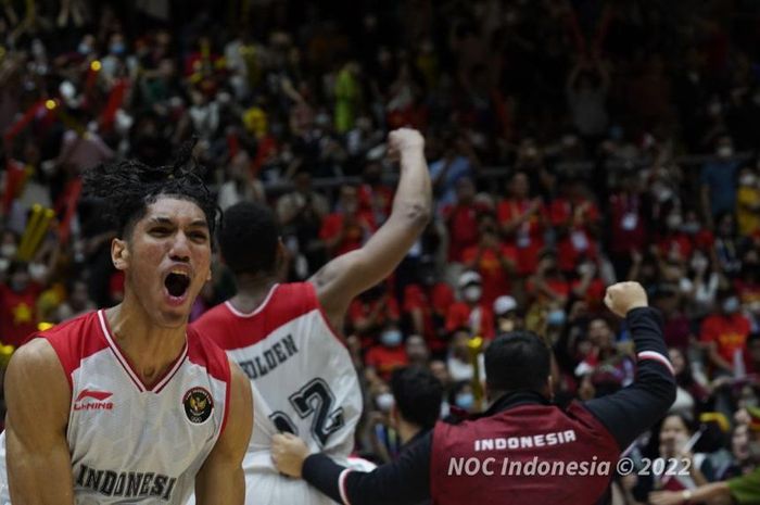 Selebrasi CdM Tim Indonesia untuk SEA Games Vietnam Ferry Kono  atas terciptanya sejarah tim basket putra Indonesia mengalahkan Filipina sekaligus merebut emas sejak 1977 di SEA Games 2021 Vietnam yang digelar di Thanh Tri Sport Information and Culutural Center Gymnasium, Minggu (22/5/2022).