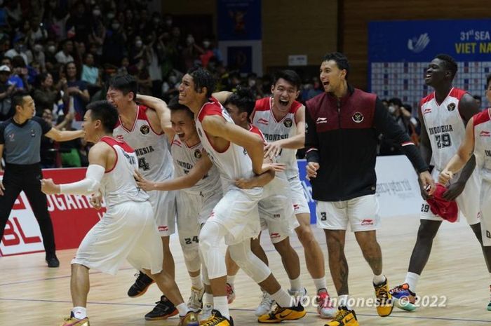 Tim basket putra Indonesia mencetak sejarah dengan menumbangkan Filipina dan merebut emas SEA Games pertama sejak 1977 di SEA Games 2021 Vietnam yang digelar di Thanh Tri Sport Information and Culutural Center Gymnasium, Minggu (22/5/2022).