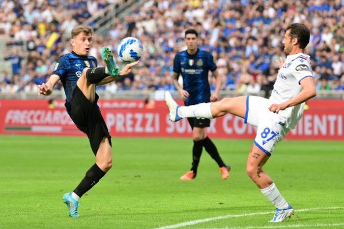 Gelandang Inter Milan, Nicolo Barella, berebut bola dengan gelandang Sampdoria, Antonio Candreva, dalam laga Liga Italia di Stadion Giuseppe Meazza, Minggu (22/5/2022).