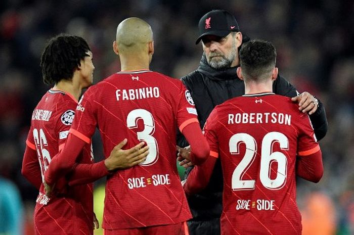 Pelatih Liverpool, Juergen Klopp, menyalami para pemainnya dalam duel Liga Champions lawan Villarreal di Anfield (27/4/2022).