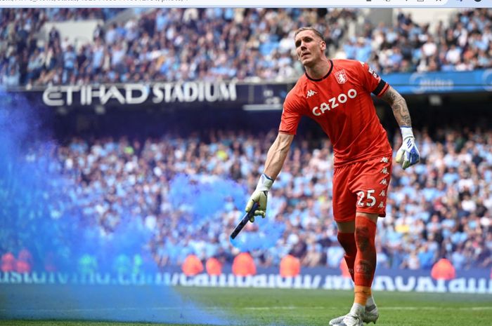 Kiper Aston Villa, Robin Olsen, menyingkirkan flare yang dilemparkan para pendukung Manchester City ke dalam lapangan.