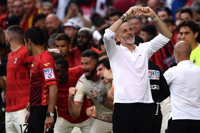 Pelatih AC Milan, Stefano Pioli, kehilangan medali juara usai membantu I Rossoneri memenangkan gelar scudetto 2021-2022.