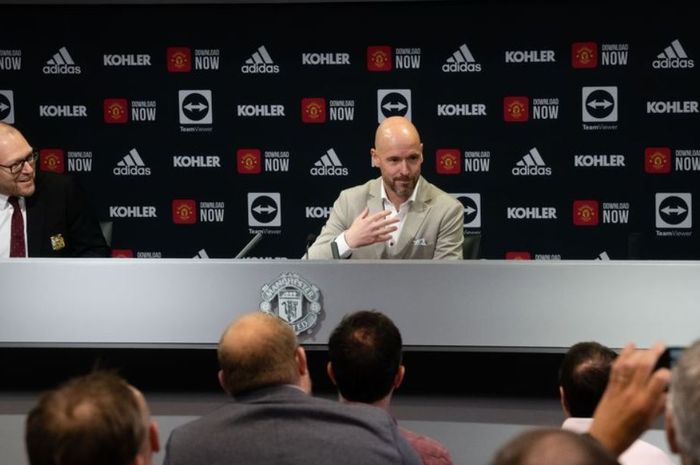 Erik Ten Hag saat menghadiri konferensi pers perdana bersama Manchester United, Senin (23/5/2022)