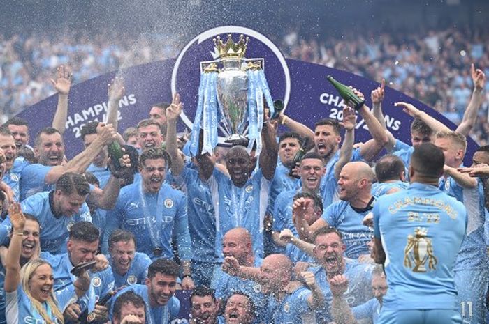 Kapten Manchester City, Fernandinho, mengangkat trofi Premier League seusai laga Liga Inggris kontra Aston Villa di Stadion Etihad, Minggu (22/5/2022).