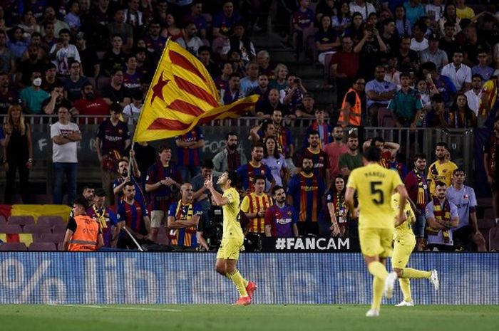 Bek Villarreal, Alfonso Pedraza, merayakan gol ke gawang Barcelona dalam laga Liga Spanyol di Stadion Camp Nou, Minggu (22/5/2022).