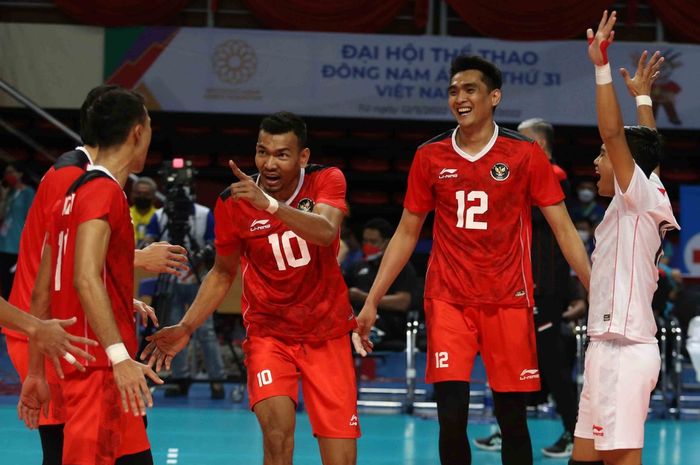 Timnas bola voli putra Indonesia bereaksi setelah memastikan medali emas SEA Games 2021 setelah mengalahkan Vietnam 3-0 di Sport Arena, Quang Ninh, Vietnam, Minggu (22/5/2022)