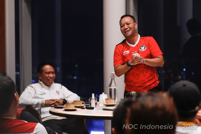 Menteri Pemuda dan Olahraga, Zainudin Amali (kiri) bersama Chef de Mission kontingen Indonesia untuk SEA Games 2021 Vietnam, Ferry Kono.