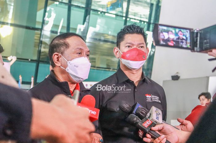 Menteri Pemuda dan Olahraga Republik Indonesia, Zainudin Amali (kiri) dan Ketua NOC (National Olympic Committe) atau KOI (Komite Olimpik Indonesia), Raja Sapta Oktohari (kanan), sedang memberikan keterangan kepada awak media di Terminal 3 Bandara Soekarno Hatta, Tangerang, Banten, 24 Mei 2022.