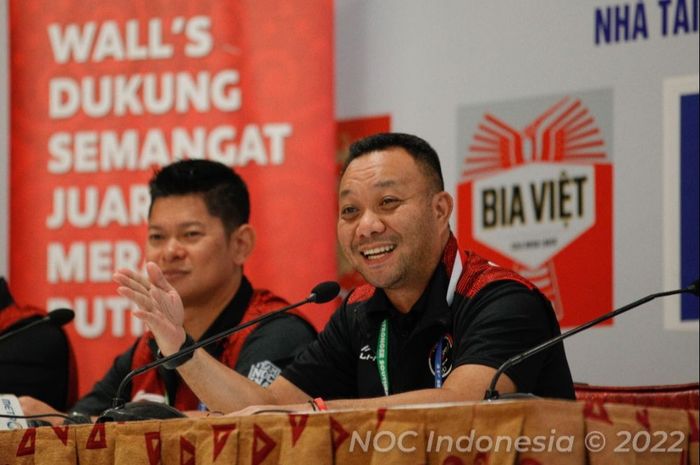 CdM Tim Indonesia untuk SEA Games 2021 Vietnam, Ferry Kono (kanan) saat memberikan keterangan pers dengan ketua NOC Indonesia, Raja Sapta Oktohari (kiri). 