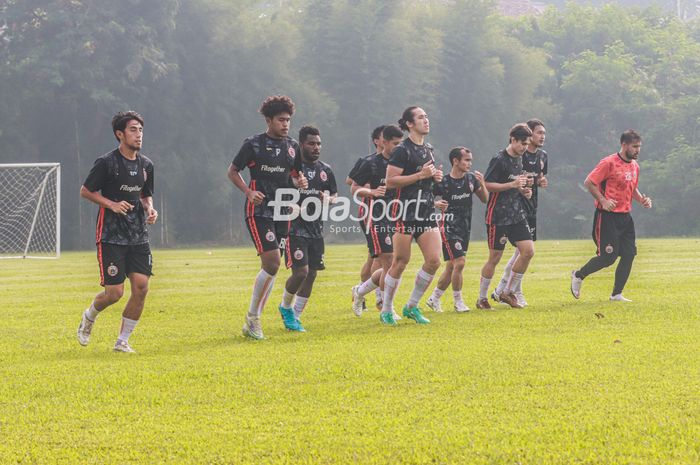 (Dari kiri ke kanan) Hanif Sjahbandi, Braif Fatari, Ricky Cawor, Ryuji Utomo, Riko Simanjuntak, Andritany Ardhiyasa, dan lainnya sedang berlatih dengan Persija di Lapangan Nirwana Park, Sawangan, Jawa Barat, 25 Mei 2022.