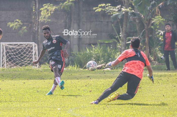 Penyerang Persija Jakarta, Ricky Cawor (kiri), sedang menendang bola dalam latihannya di Lapangan Nirwana Park, Sawangan, Jawa Barat, 25 Mei 2022.