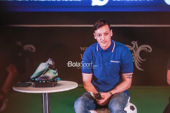 Pemain Fenerbahce, Mesut Ozil, saat menghadiri jumpa persnya di Kantor Kementerian Pariwisata dan Ekonomi Kreatif Republik Indonesia, Jakarta, 25 Mei 2022.