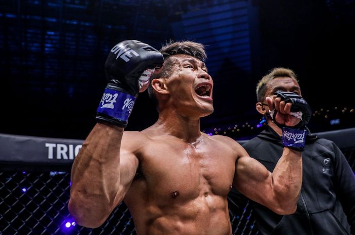 Pose kemenangan Adrian Mattheis usai mengalahkan Alex Silva di ONE Championship: Lights Out pada Maret 2022