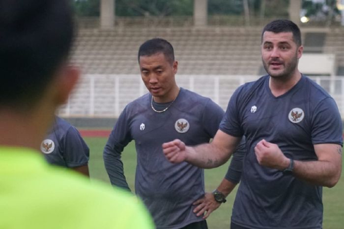 Asisten Pelatih Timnas U-19 Indonesia Dzenan Radoncic mengevaluasi skuadnya di Stadion Madya, Senayan, Jakarta, 24 Mei 2022.