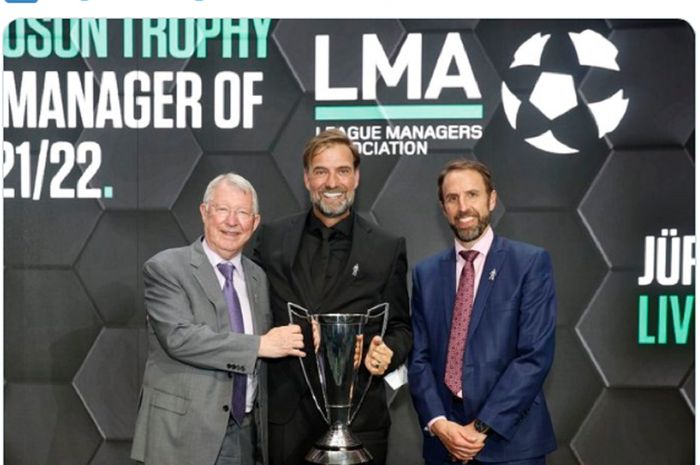 Juergen Klopp (tengah) saat menerima penghargaan LMA Manager of the Year didampingi oleh Sir Alex Ferguson (kiri) dan Gareth Southgate (kanan).