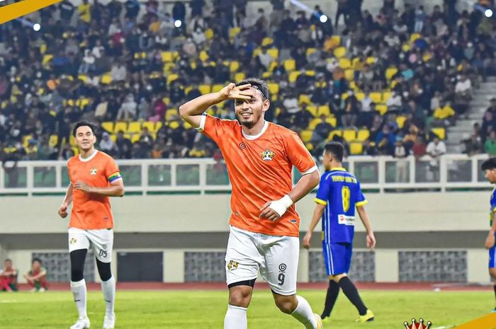 Darius Sinathrya dan Rifky Al-Habsyi saat membela Selebritis FC menang atas Banten FC dengan skor 6-0 dalam laga yang digelar di Banten International Stadium, pada Senin (9/5/2022).