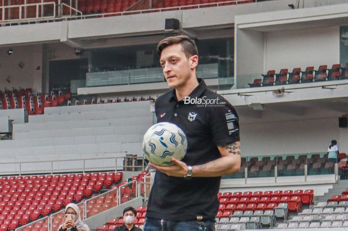 Mesut Ozil saat melakukan coaching clinic di Stadion Gelora Bung Karno, Senayan, Jakarta, 26 Mei 2022.