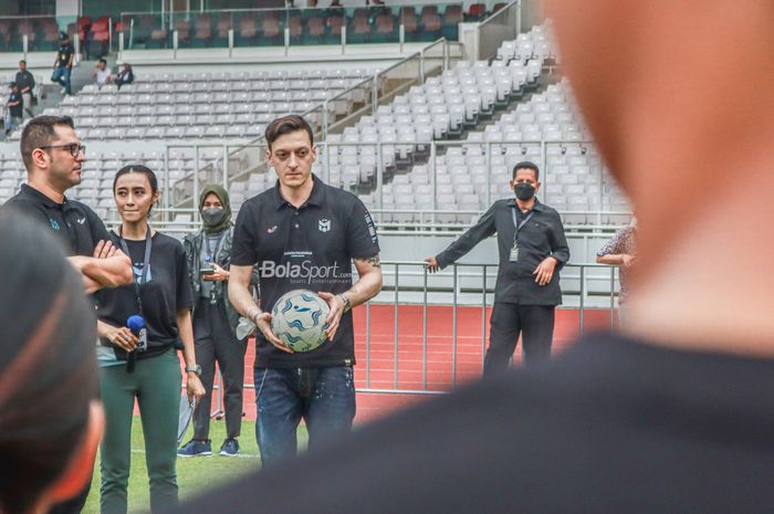 Mesut Ozil saat melakukan coaching clinic di Stadion Gelora Bung Karno, Senayan, Jakarta, 26 Mei 2022.