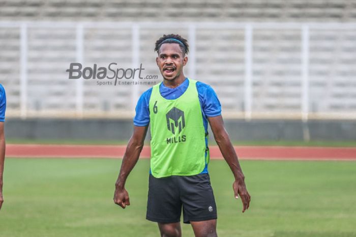 Barnabas Sobor tampil dalam latihan Timnas U-19 Indonesia di Stadion Madya, Senayan, Jakarta, 2 Maret 2022.