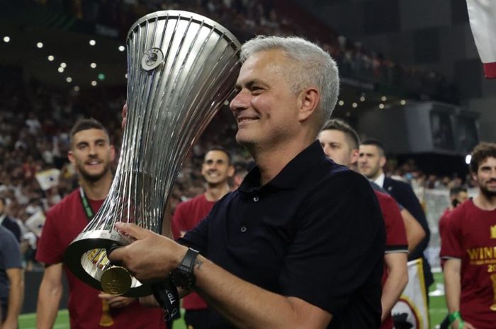 Jose Mourinho mengangkat trofi juara usai AS Roma mengalahkan Feyenoord pada final Conference League 2021-2022.