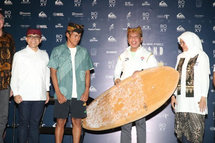 Menpora Zainudin Amali membuka World Surfing Championship 2022 di Banyuwangi, Jawa Timur