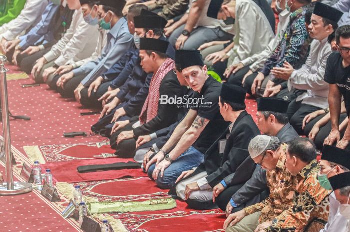 Momen Mesut Ozil sedang sholat Jumat di Masjid Istiqlal, Jakarta, 27 Mei 2022.