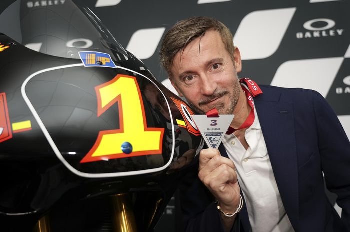 Pembalap asal Italia, Max Biaggi saat menerima gelar sebagai legenda di sela-sela hari pertama MotoGP Italia 2022, Jumat (27/5/2022)