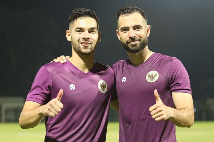 Sandy Walsh (kiri) dan Jordi Amat (kanan) mengikuti latihan perdana timnas Indonesia.