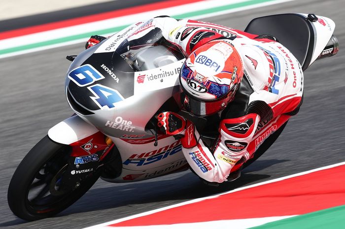 Aksi pembalap Indonesia, Mario Suryo Aji pada latihan bebas hari pertama Moto3 Italia 2022 di Sirkuit Mugello pada Jumat (27/5/2022)