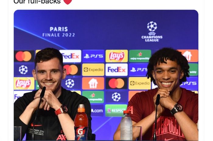 Bek Liverpool, Andrew Robertson (kiri) dan Trent Alexander-Arnold.