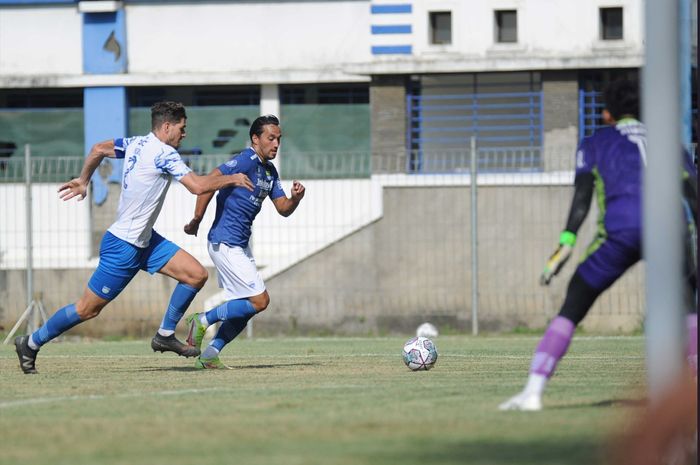 Penyerang Persib Bandung, Ezra Walian saat tampil di gim internal tim Maung Bandung di Stadion Persib, Sabtu (28/5/2022).