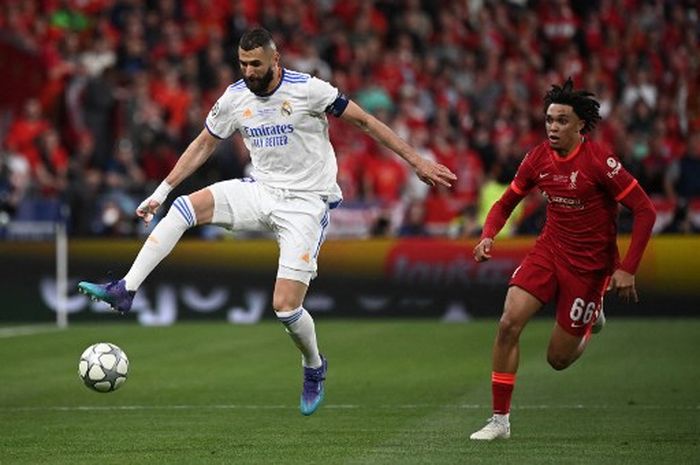 Penyerang Real Madrid, Karim Benzema, beraksi dalam laga final Liga Champions 2021-2022 melawan Liverpool di Stade de France, Sabtu (28/5/2022).