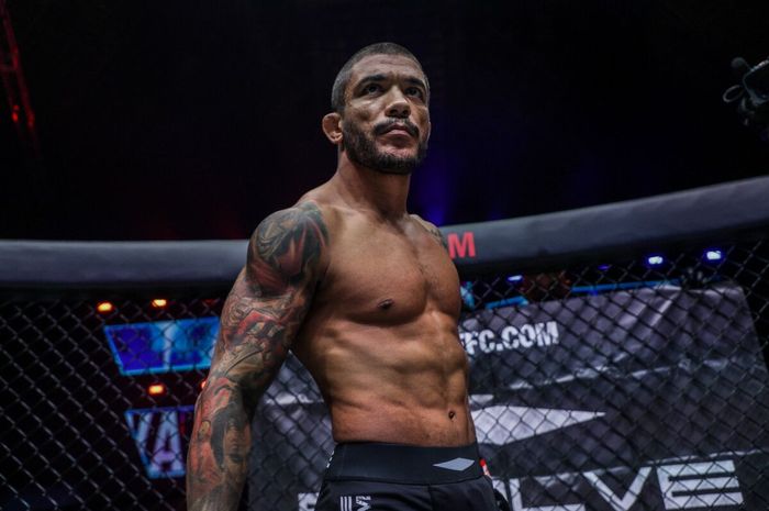 Jagoan kelas jerami ONE Championship, Alex Silva, yang akan berhadapan dengan petarung asal Indonesia, Adrian Mattheis, di ONE 158, Jumat (3/6/2022) di Singapura. 