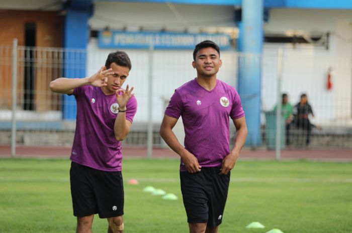 Egy Maulana Vikri dan Asnawi Mangkualam mengikuti latihan Timnas Indonesia di Stadion Sidolig, Bandung, Sabtu (28/5/2022).