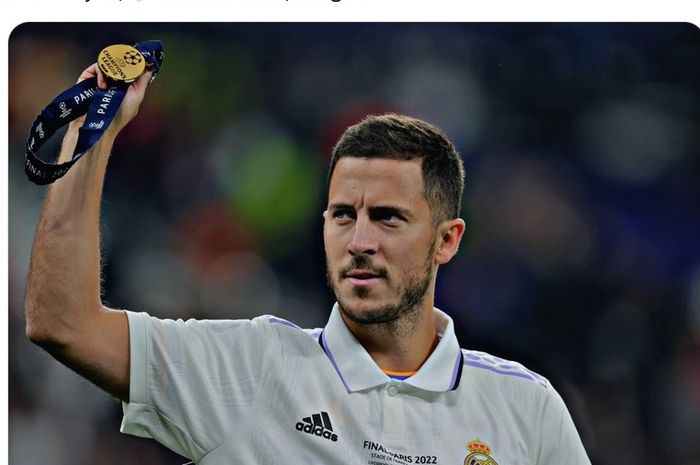 Eden Hazard mendapatkan medali juara Liga Champions bersama Real Madrid.