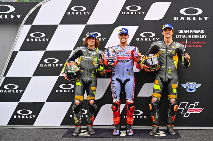 Dari kiri ke kanan, Marco Bezzecchi (Mooney VR46), Fabio Di Giannantonio (Gresini Racing), dan Luca Marini (Mooney VR46) setelah menjalani kualifikasi MotoGP Italia 2022 di Sirkuit Mugello, Sabtu (28/5/2022).