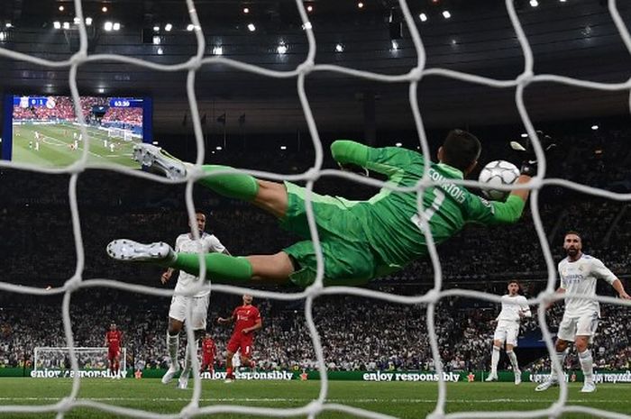 Aksi penyelamatan Thibaut Courtois terhadap peluang Mohamed Salah dalam final Liga Champions antara Liverpool vs Real Madrid di Stade de France, Paris (28/5/2022).