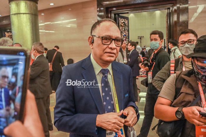 Anggota Komite Eksekutif PSSI, Hasani Abdulgani, sedang memberikan keterangan kepada awak media saat ditemui di Hotel Trans, Bandung, Jawa Barat, 30 Mei 2022.