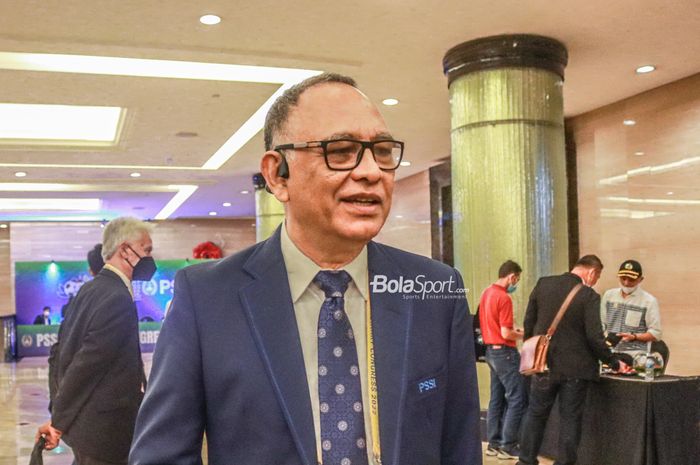 Anggota Komite Eksekutif PSSI, Hasani Abdulgani, sedang memberikan keterangan kepada awak media saat ditemui di Hotel Trans, Bandung, Jawa Barat, 30 Mei 2022.